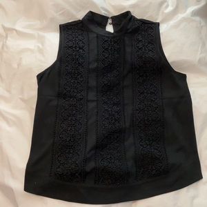 Lace detail sleeveless blouse. Sz medium.